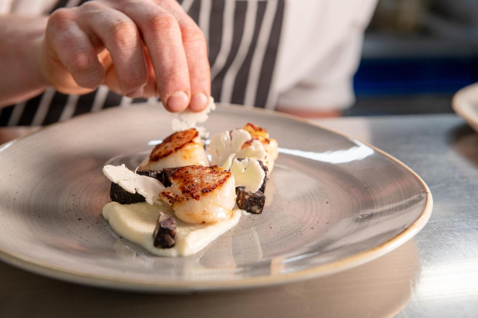 Hotel The Millstone, Mellor à Blackburn  Extérieur photo A chef finishing a plate of scallops