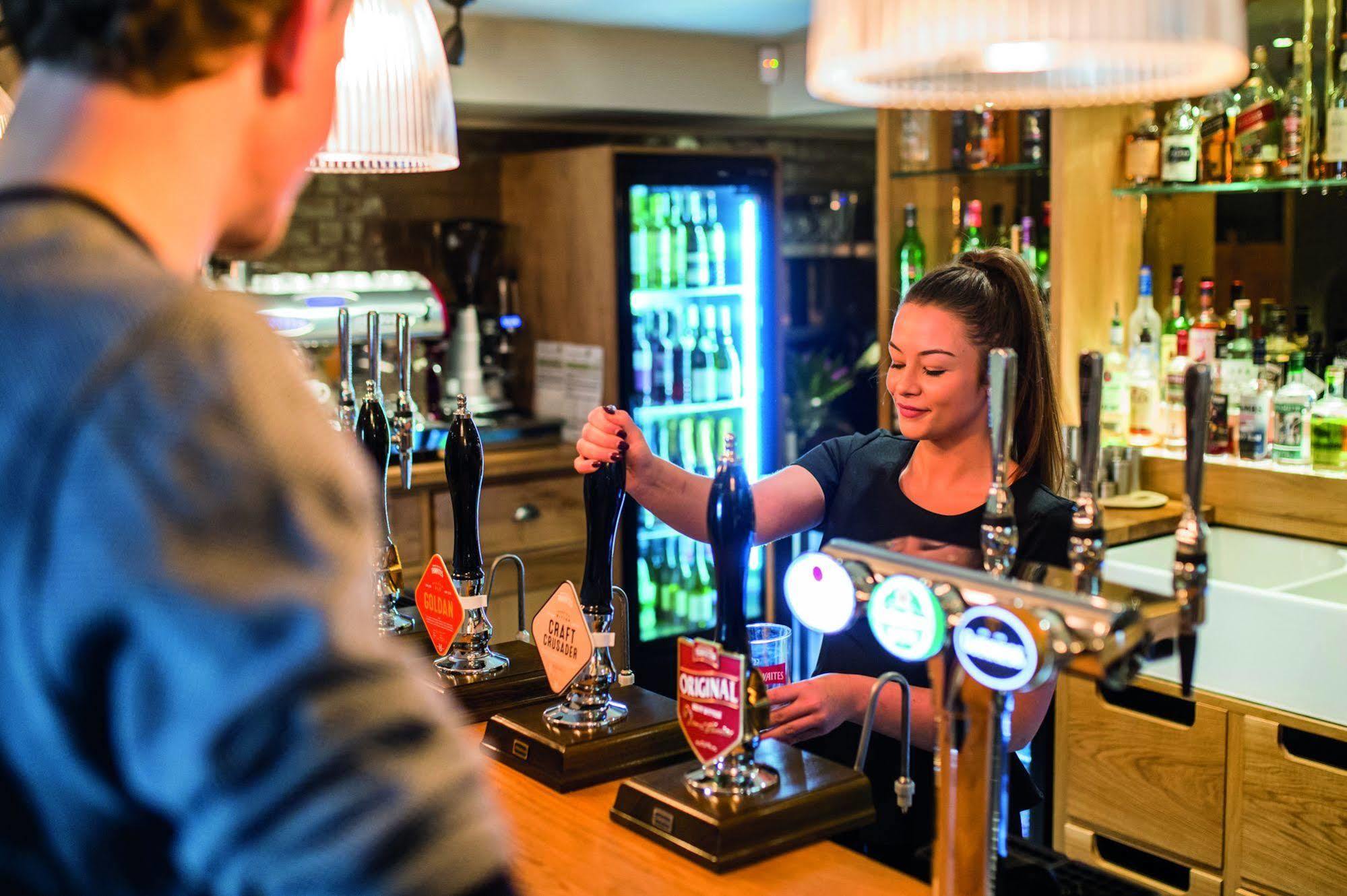 Hotel The Millstone, Mellor à Blackburn  Extérieur photo A barmaid serving a customer